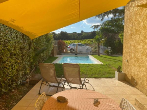 Maison avec piscine donnant sur les vignes, proche d'Uzes